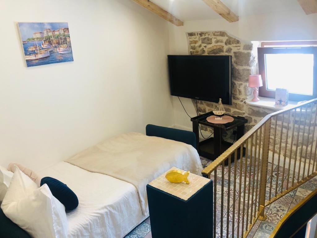 Istrian Stone House In The Heart Of The Beautiful Fishing Village Fazana - Only Few Steps From The Sea And The Wonderful Beach - Incl Plasma-Quad-Plus-Filter Against C O V I D エクステリア 写真